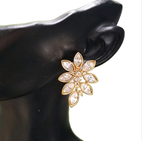 MONET 1980s GOLDTONE & WHITE RHINESTONE FLORAL DESIGN STATEMENT EARRINGS - Picture 1 of 6